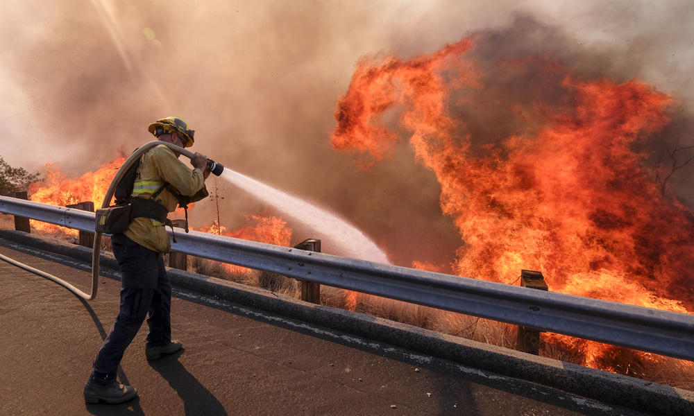 firefighter fighting CA wildfire WW2124580 Xinhua News Agency Zhao Hanrong
