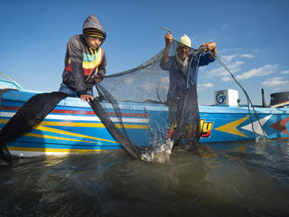 Pomada shrimp fishing near Isla Escalante, Ecuador.