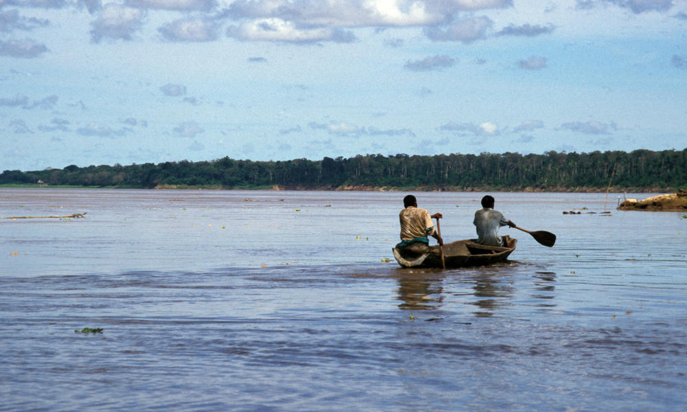 gef_people ride in dugout canoe, amazon, peru_204353